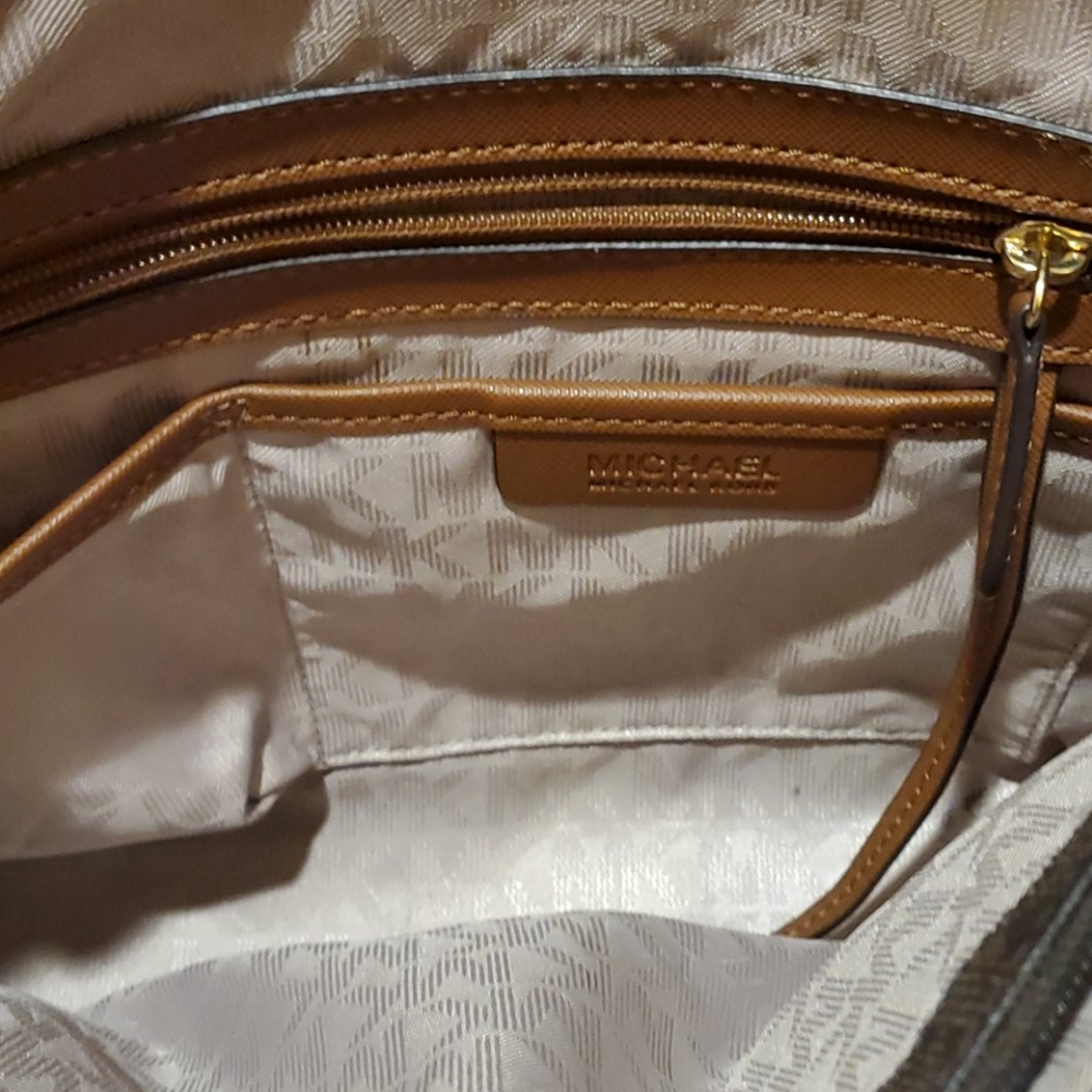 Michael Kors purse - Picture 4 of 8